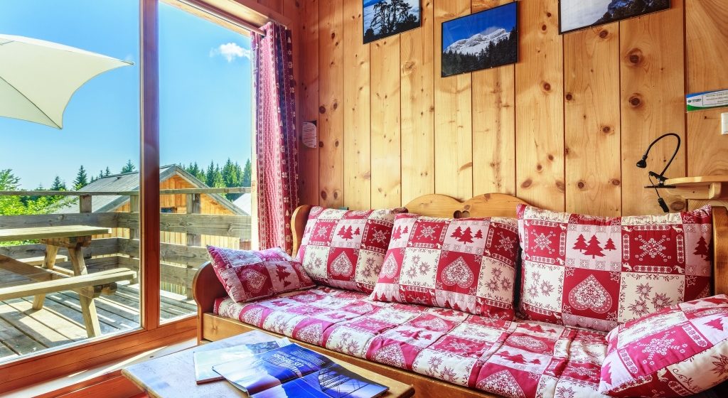 salon gite chalet nid nichoir montagne