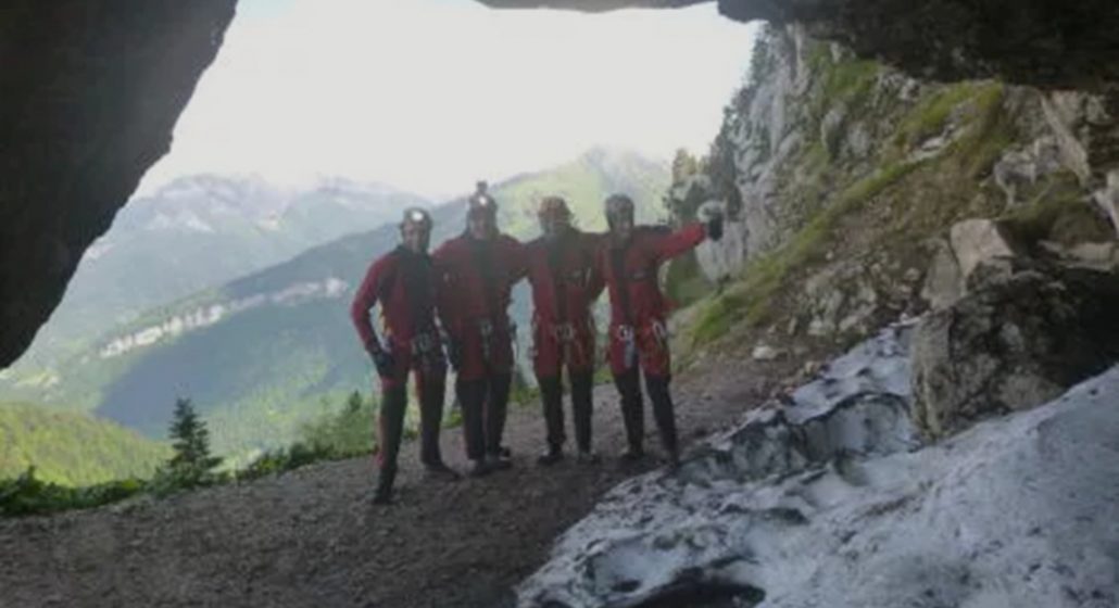 Entrée trou du glaz  pour la traversée de la Dent de Crolles